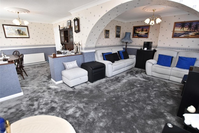 LOUNGE/DINING ROOM