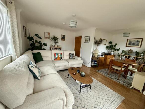 Lounge/Dining Room: