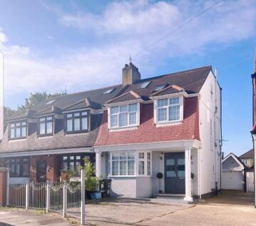 St. Clair Close, Ilford, IG5
