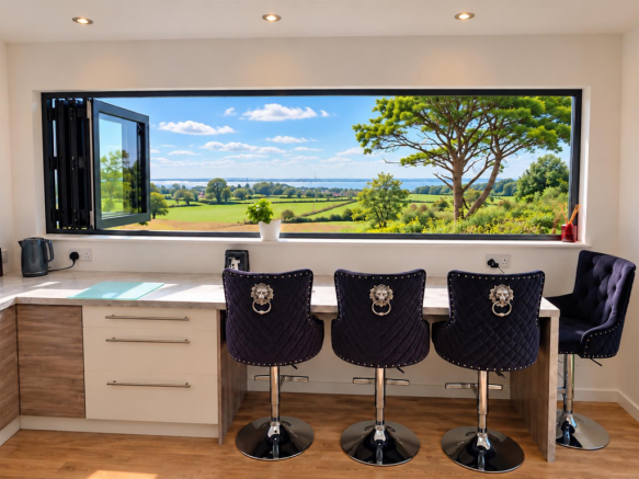 KITCHEN/BREAKFAST AREA