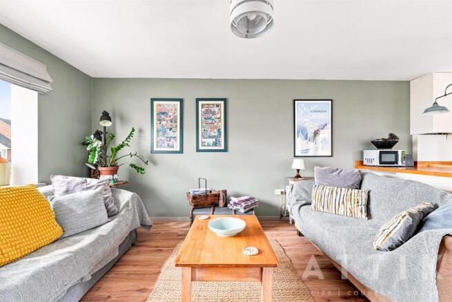 Kingfisher_crescent_708389.jpg