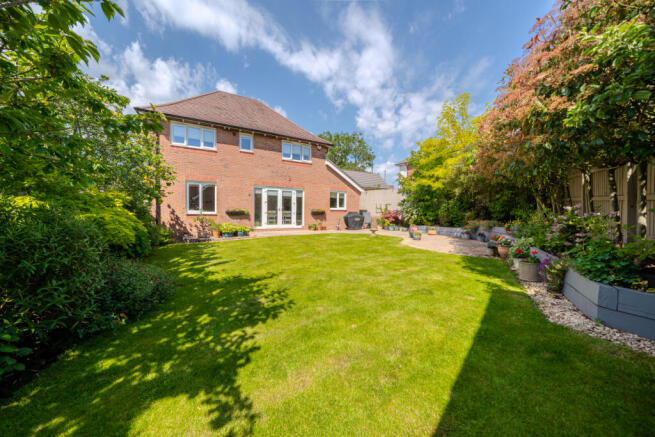 AN EXCELLENT EXAMPLE OF MODERN & STYLISH LIVING