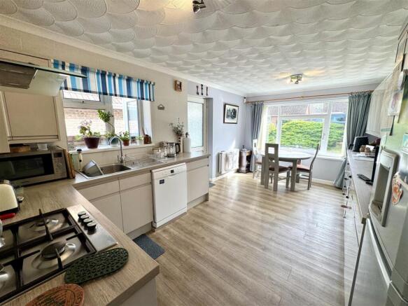KITCHEN/DINING ROOM