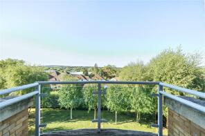 19, Austen Court, Highbury Drive, Leatherhead KT22 7UW