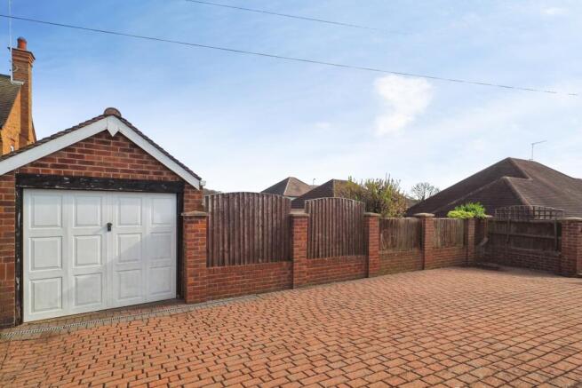 Garage & Driveway