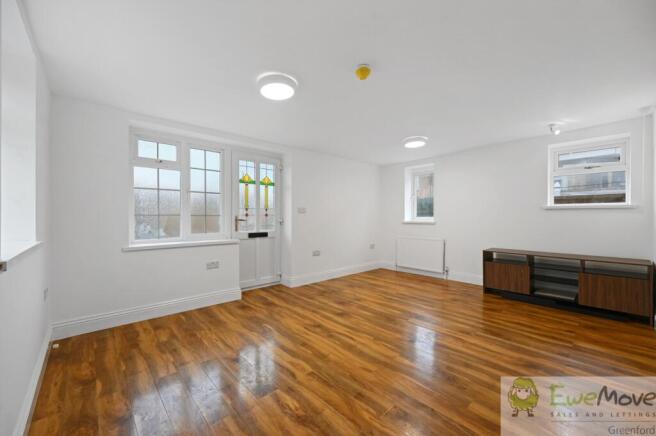 RCEWEMOVE- 153A sutton lane- reception 6 (1)