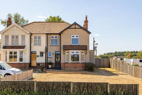 Beautifully Renovated Three bedroom Home in South Wootton