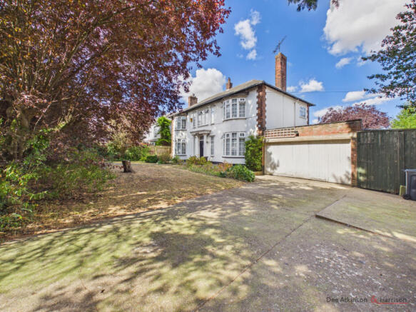 4 Bedroom Detached House - For Sale