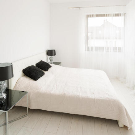 luxury-black-and-white-bedroom-with-marriage-bed-2