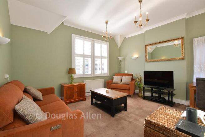 Lounge/Dining Area