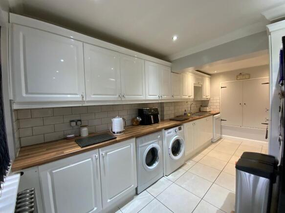L-SHAPED KITCHEN 17' x 16'4