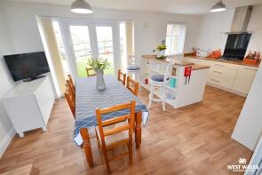 42, Parc Llwyn Celyn, St Clears, Carmarthen SA33 4EB