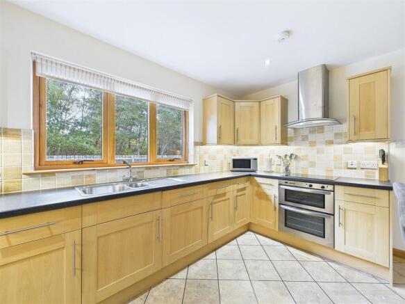 Kitchen & Dining
