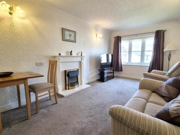 LOUNGE WITH DINING AREA