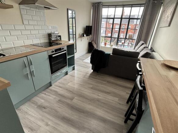 Open plan lounge/breakfast kitchen