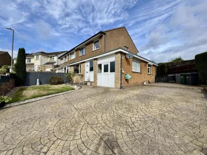 St. Peters Crescent, Kirkheaton, Huddersfield, HD5 0EY