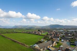 47, Threaplands, Cleator Moor CA25 5HA