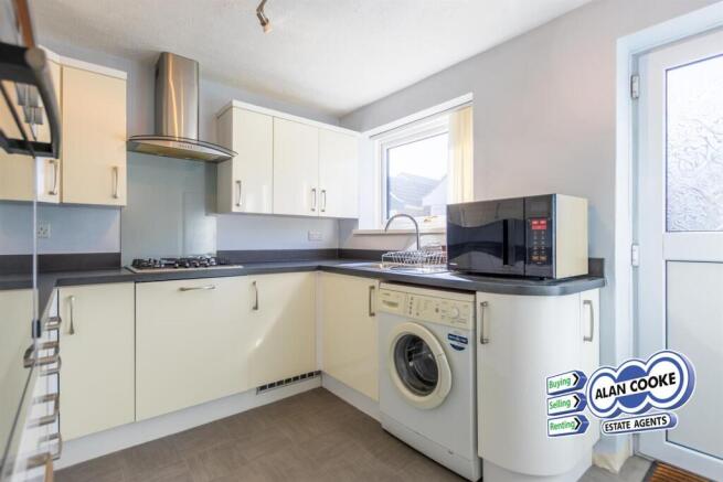 FITTED KITCHEN