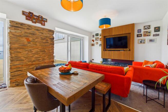 First Floor Flat, 12a Cliff Road Lounge