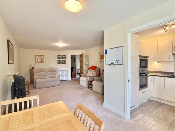 LOUNGE/DINING ROOM