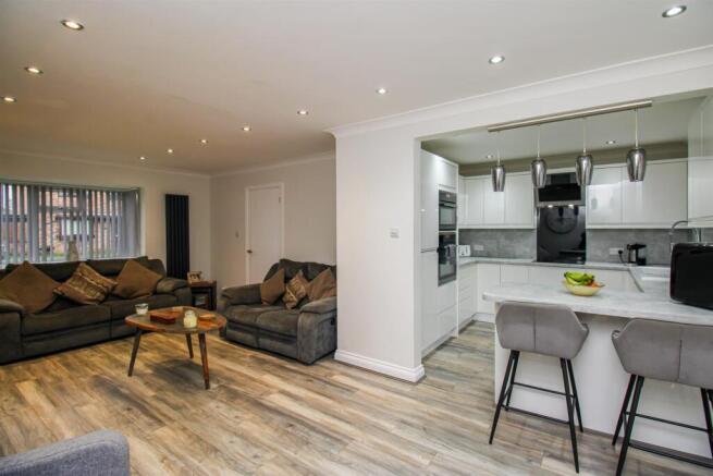 LOUNGE DINING ROOM