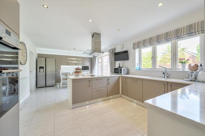 Kitchen & Breakfast Room
