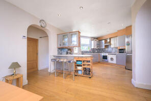 1b, Sussex Ring, North Finchley, London N12 7HY