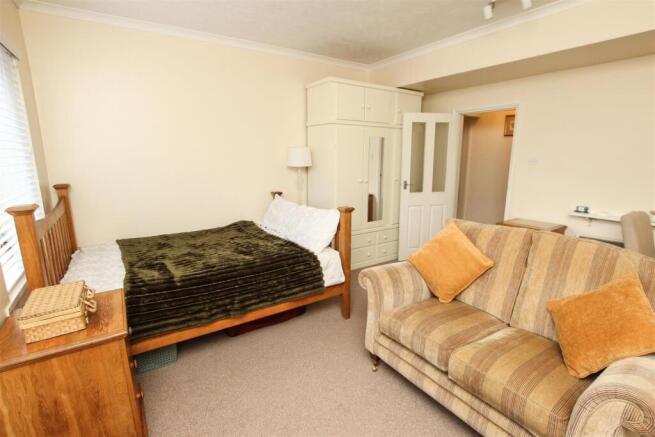 STUDIO ( LOUNGE / BEDROOM )