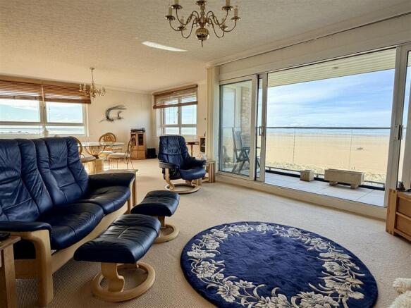 LOUNGE WITH DINING AREA