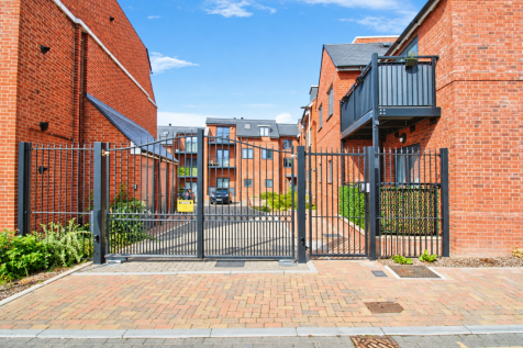 Broadway, Rainham, RM13