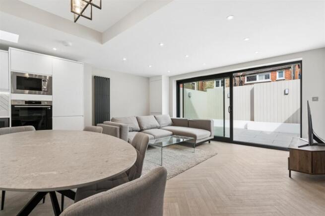 Flat 1, 20 Hoyle Road, London, SW17 0RS reception