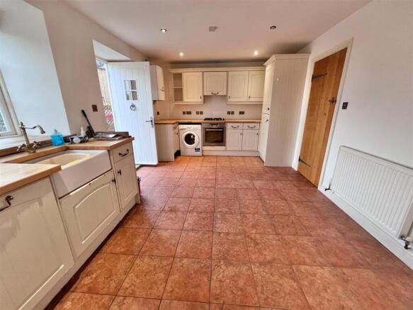 Kitchen 1.jpg
