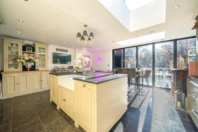 Kitchen/dining/family room