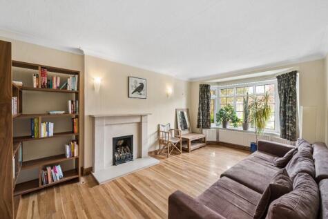 Bishops Close, London, TW10