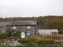 2, Cae Gwyn, Llanfair LL46 2SA
