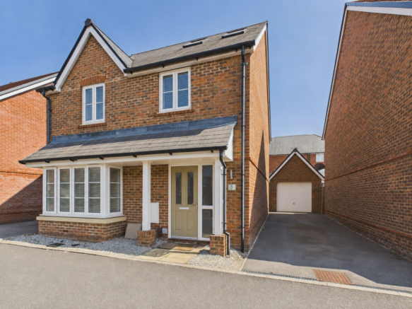 EweMove Estate Agents Basingstoke - White Clover D