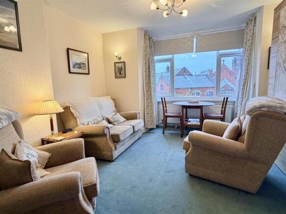 LOUNGE/BEDROOM