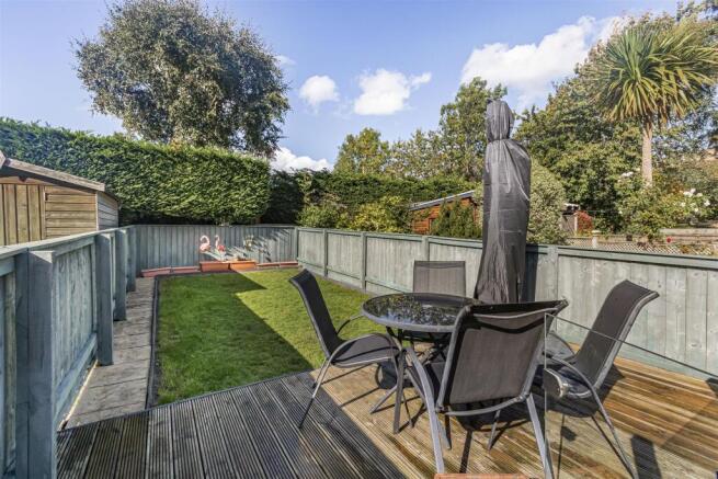 ENCLOSED REAR GARDEN