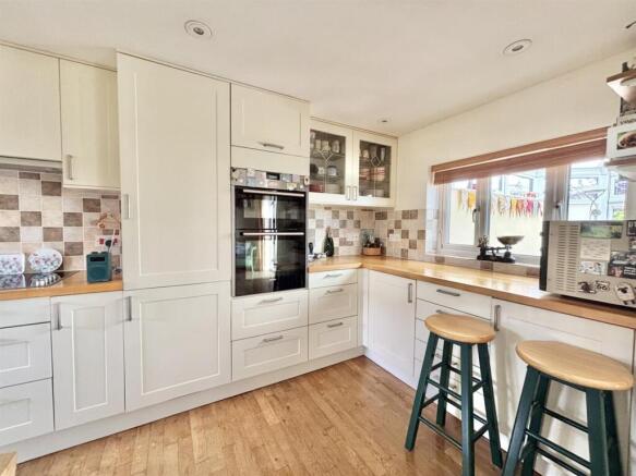 Kitchen 2.jpg