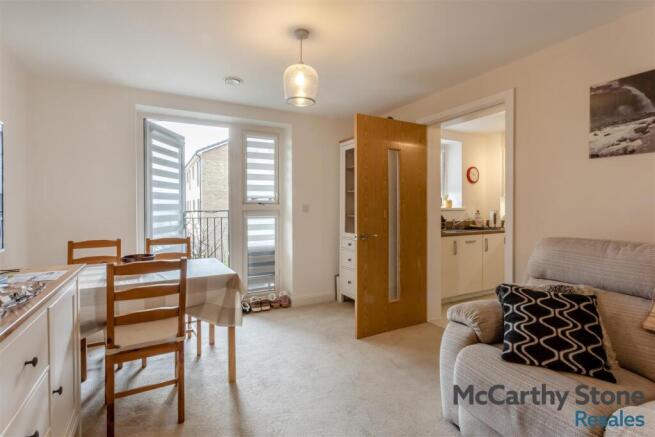 8681341-interior10.jpg