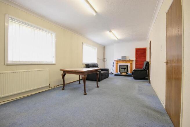 OPEN PLAN LIVING / DINING ROOM