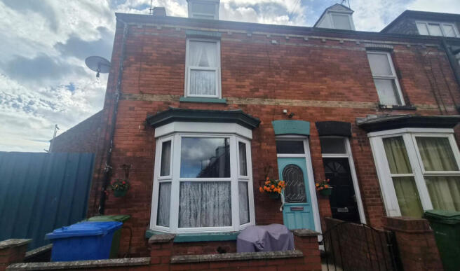 Three bedroom end terrace house - For sale by auc