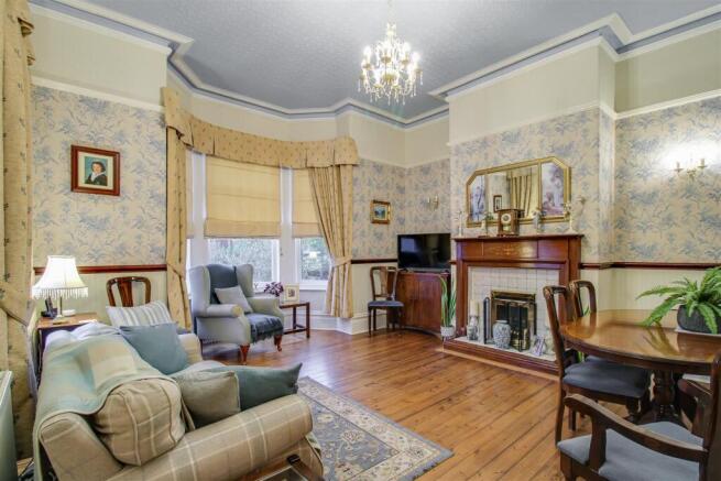 SITTING/DINING ROOM