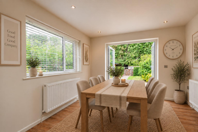 Dining area (virtually staged)