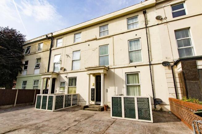 Spacious Two-Bedroom Top-Floor Apartment with Liv