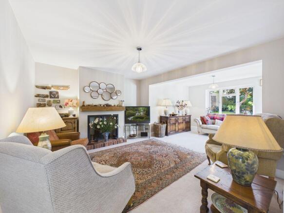 LIVING ROOM/LOUNGE