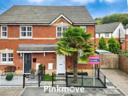 32, Clos Afon Llwyd, Riverside, Pontypool NP4 6DA