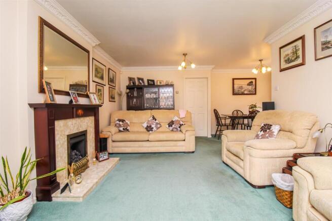LOUNGE/DINING ROOM