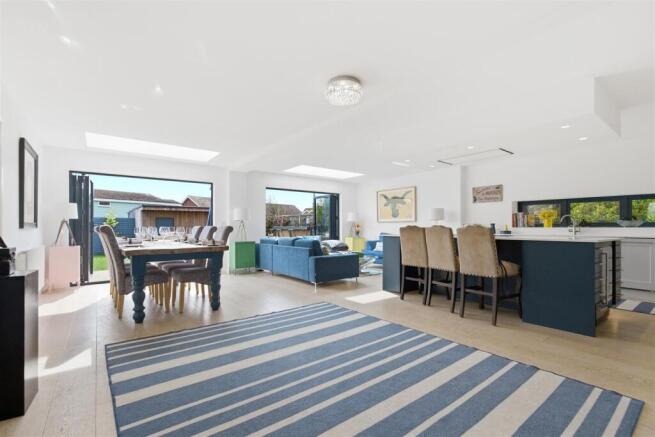 13 Halesworth Road 9.jpg