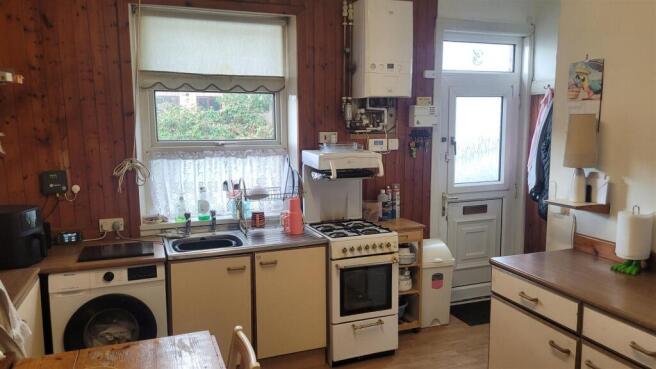 Kitchen with cooker.jpg